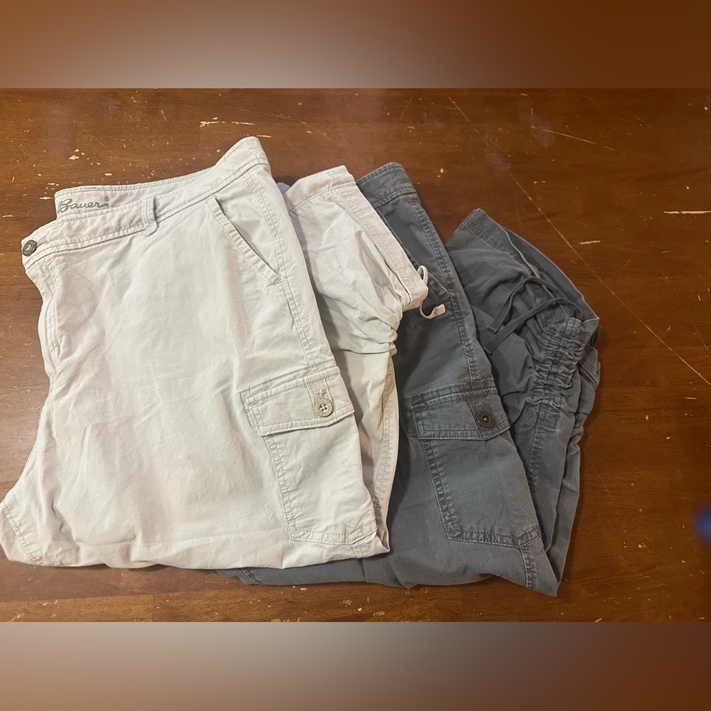 Eddie Bauer Women's Cargo Pants in Tannish Cream and Gray - Size 20.